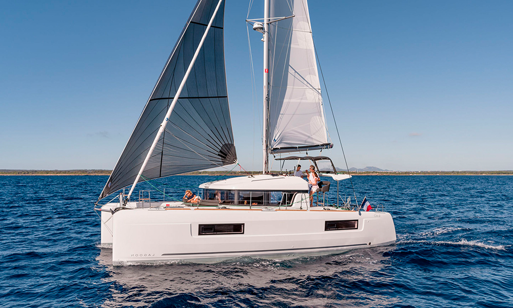 40 ft catamaran Cozumel to sail