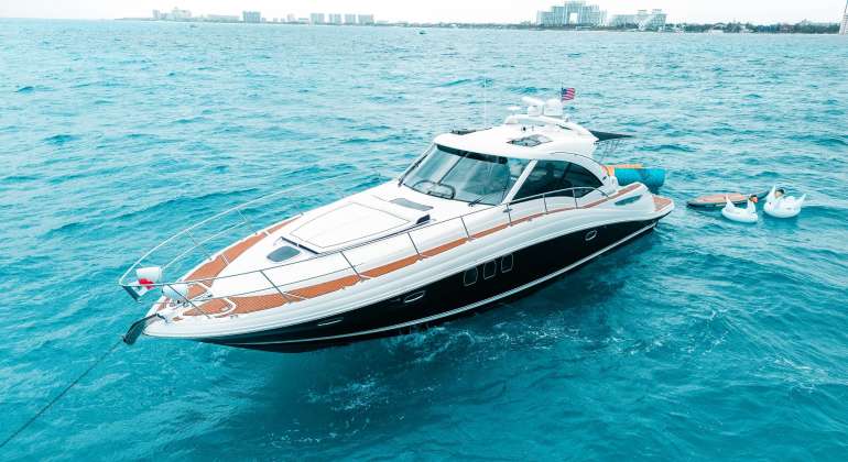SeaRay 52 FT Private Luxury Yacht Charter Cancun