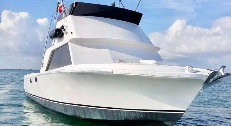 Bertram 31 Yacht Rental in Cancun – Special Offer for Bay Tours, Snorkeling & Fishing