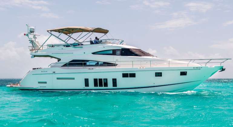 Luxury Fairline 70 FT Yacht Rental in Cancun
