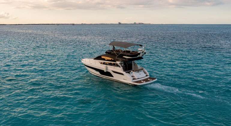 Fairline 50 Yacht Rental in Cancun – Luxury Private Yacht Tours and Snorkeling