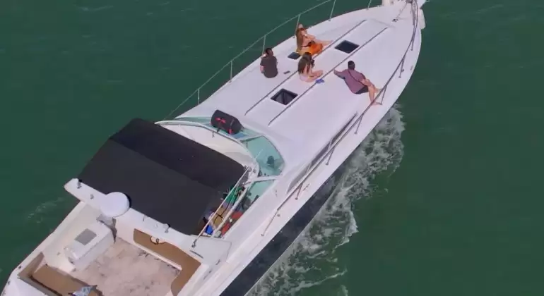 SeaRay 46 Yacht Rental in Cancun – Private Tours, Snorkeling, and Luxury Cruises